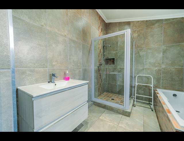 5 BEDROOM HOUSE FOR SALE IN ESSENWOOD